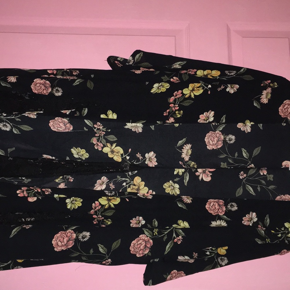 Flowered kimono with lace